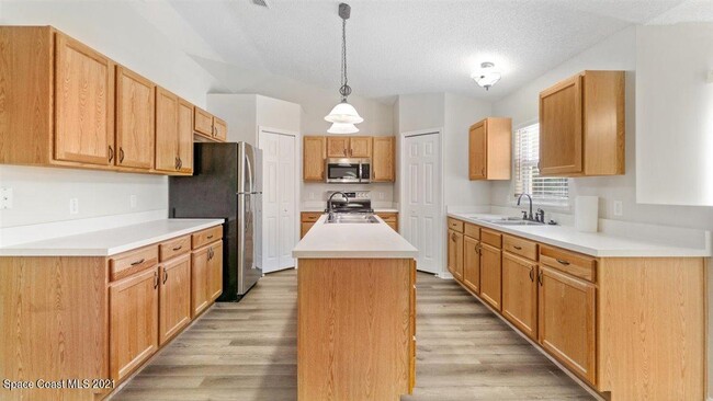Building Photo - 494 Paigo St SE