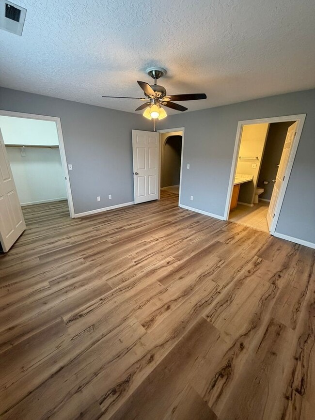 Building Photo - Large 2 Bedroom with Fenced Yard!