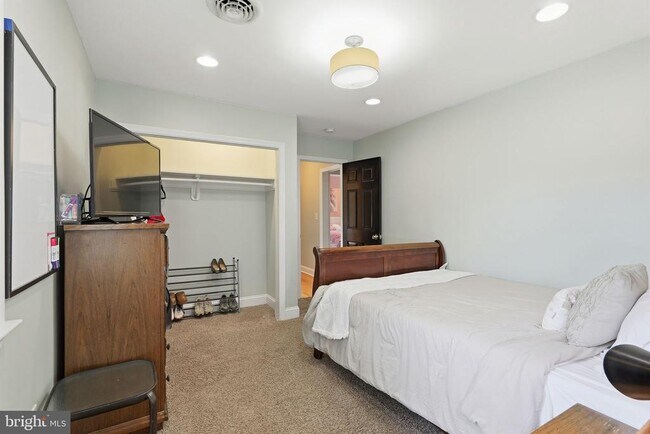 Building Photo - 5642 Jefferson Blvd