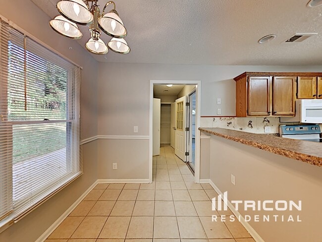Building Photo - 1619 Highland Ct