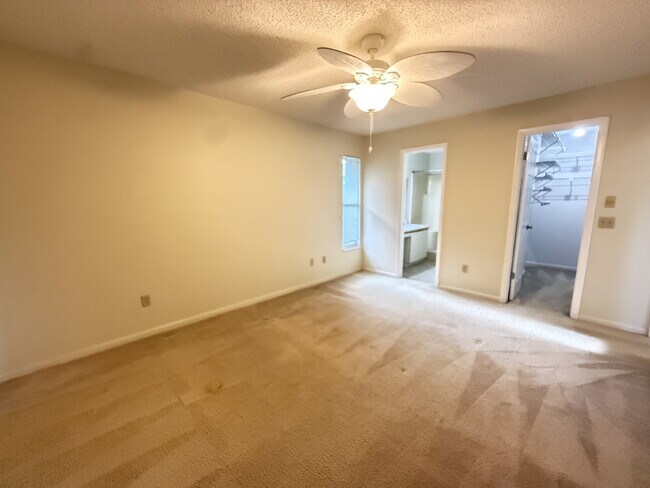 Building Photo - Spacious 2BR/2BA Condo with Vaulted Ceilin...