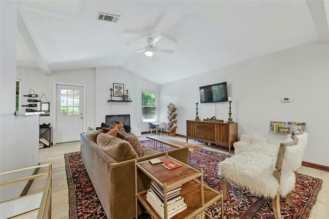 Building Photo - 2301 Village Cir