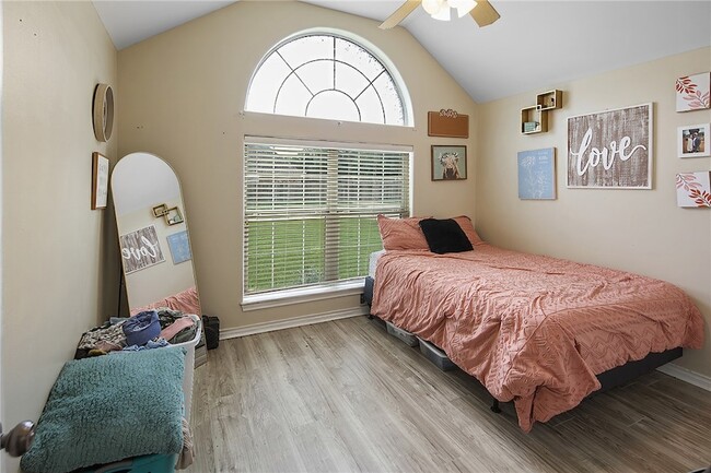 Building Photo - 335 Robelmont Dr