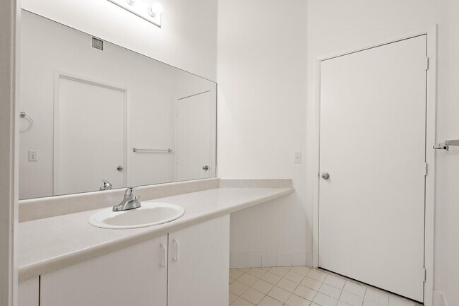 Building Photo - 6960 SW 39th St