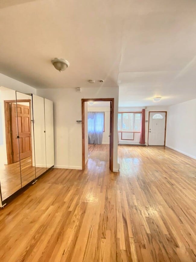Primary Photo - 1547 Bergen St