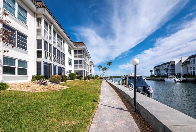 Building Photo - 4400 Exeter Dr