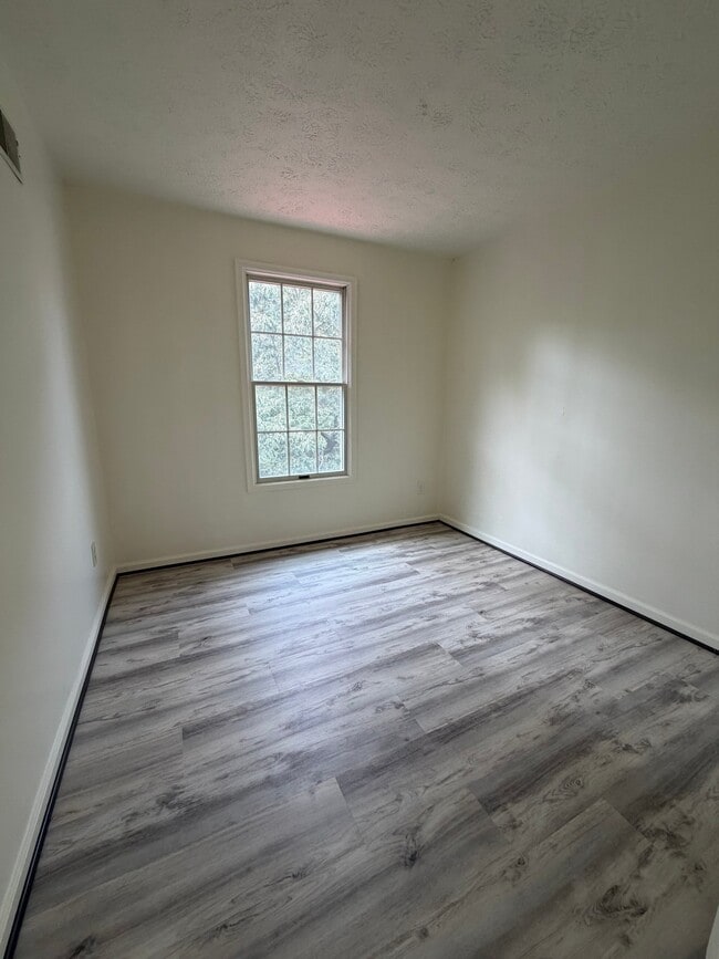 Building Photo - 2110 Commodore Ct
