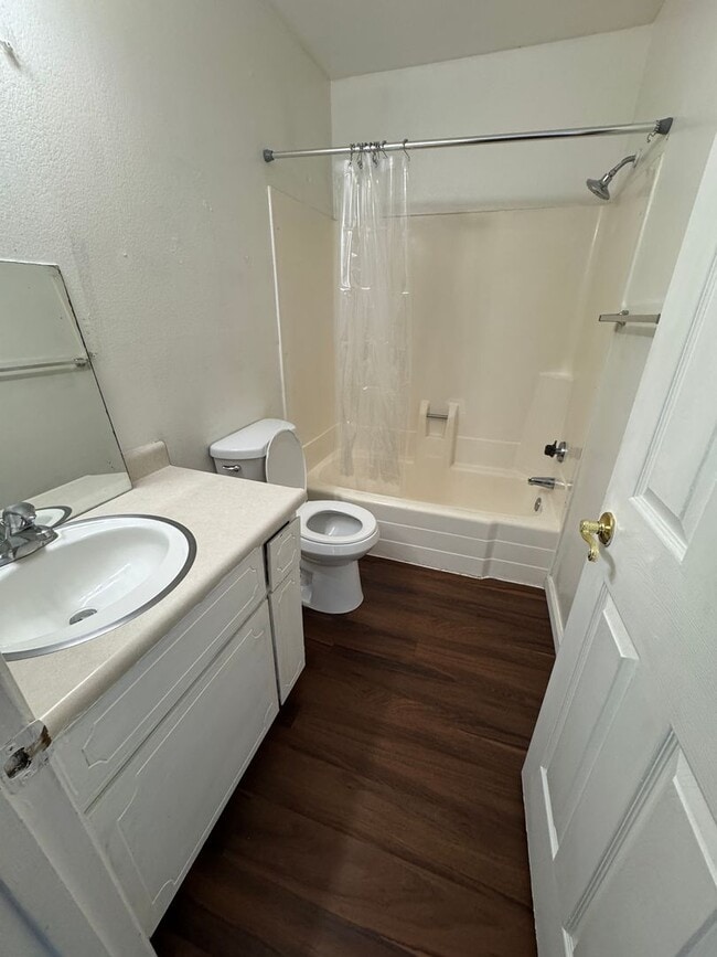 Building Photo - 2 bed 2 bath with 2 car garage