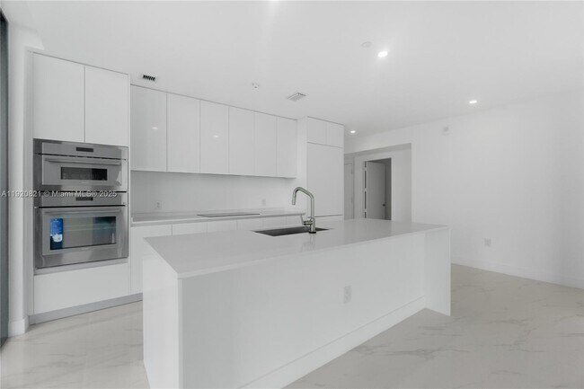 Building Photo - 700 NE 24th St