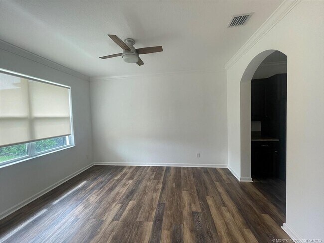 Building Photo - 480 NW Windflower Terrace