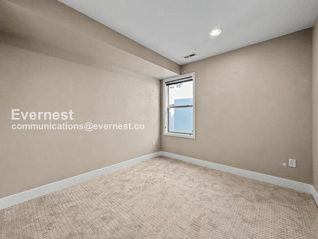 Building Photo - 3 Bed, 3.5 Bath Townhouse with Garage