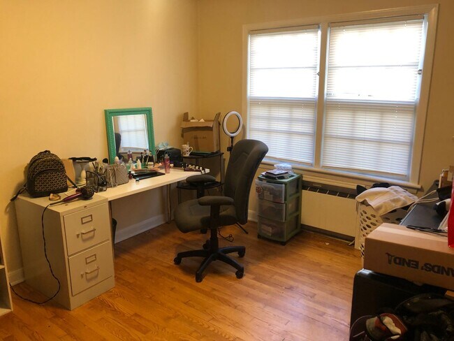 Interior Photo - 512-524 E Henry Clay St - 12 Family