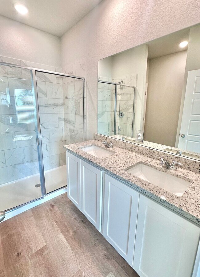Building Photo - Luxury 3-Bed, 2-Bath Duplex in Buda!