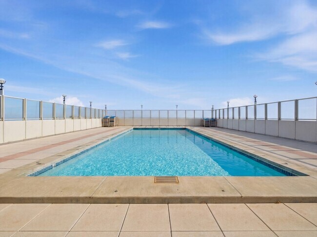 Building Photo - 2626 N Lakeview Ave