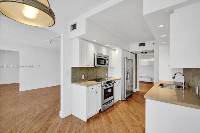 Building Photo - 20281 E Country Club Dr