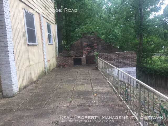 Building Photo - LAKE HOUSE WITH CHARACTER AND CHARM