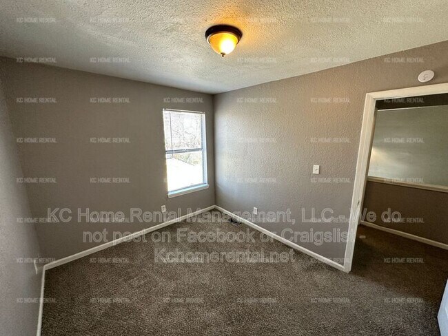 Building Photo - 4221 E 60 Terrace