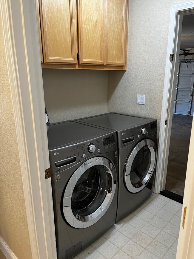 Building Photo - Beautiful Roseville 3 Bedroom, 2 Bathroom ...
