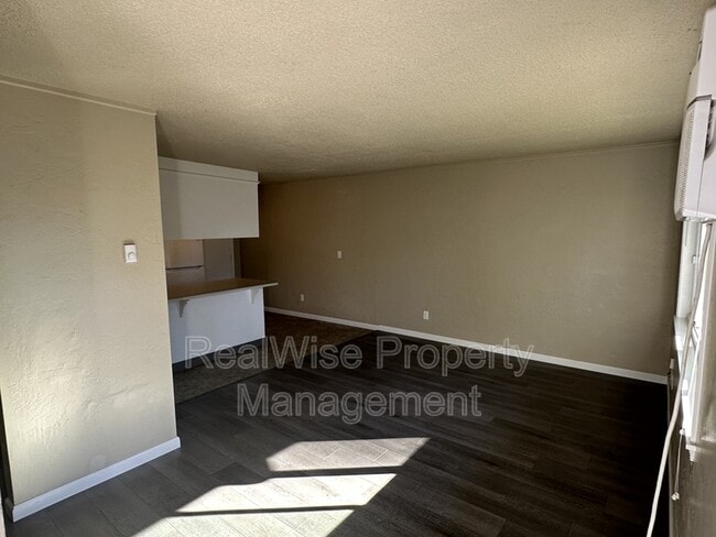 Building Photo - 719 SW Bridge St