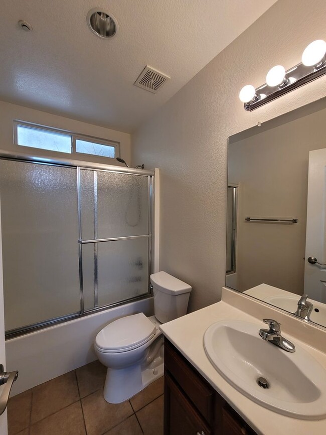 Building Photo - Beautiful 4-Bedroom Brentwood Home on Corn...