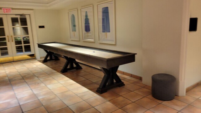 Building Photo - Seasonal/short term 3/2 renovated Ritz Carlton beauty with long water views