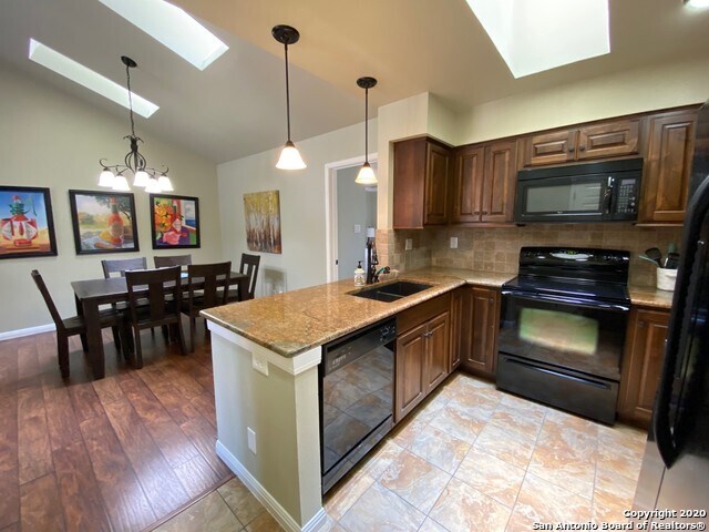 Building Photo - 531 Woodlake Dr