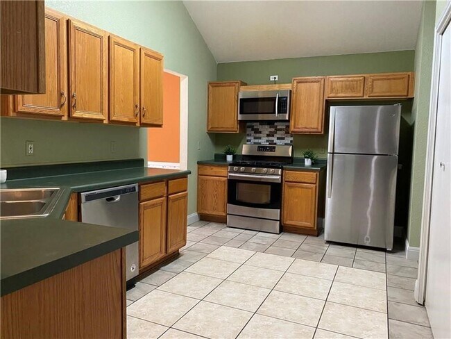 Building Photo - 1718 Sequoia Dr