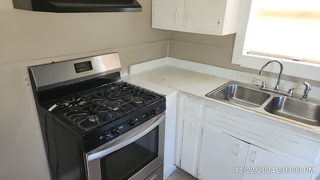 Building Photo - 716 Bronson St