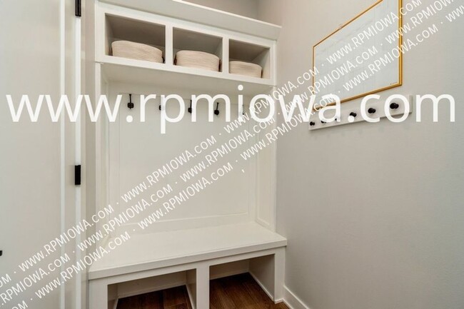 Building Photo - 10097 Stark Dr