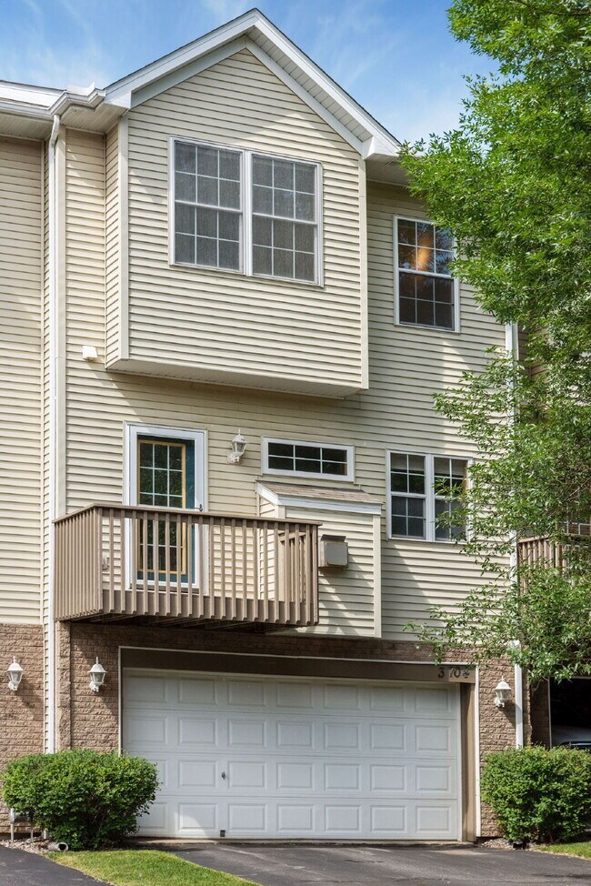 Building Photo - Charming 2-Bed Townhouse in Wayzata with Hardwood Elegance & Cozy Fireplace!
