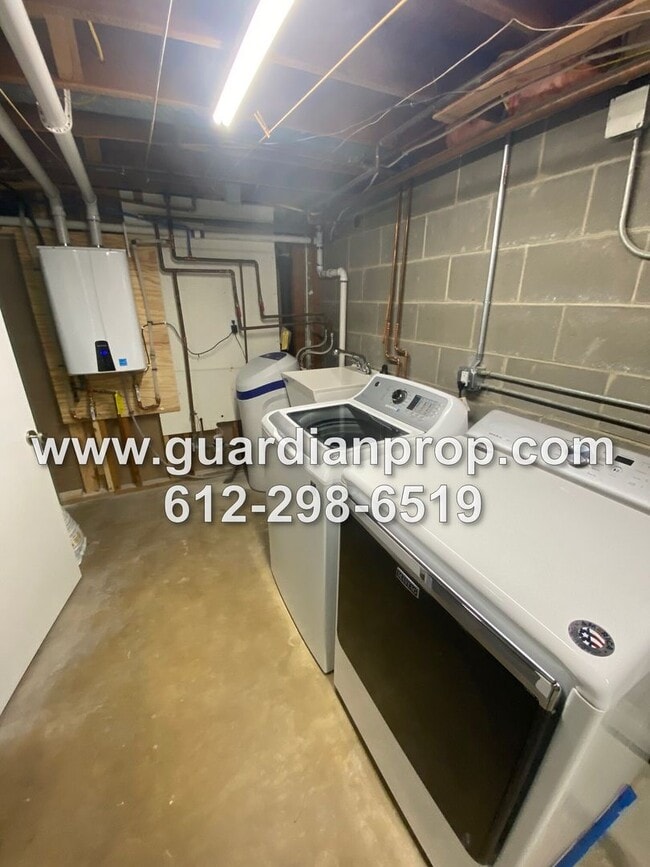 Building Photo - House Available September 1 in Mounds View...