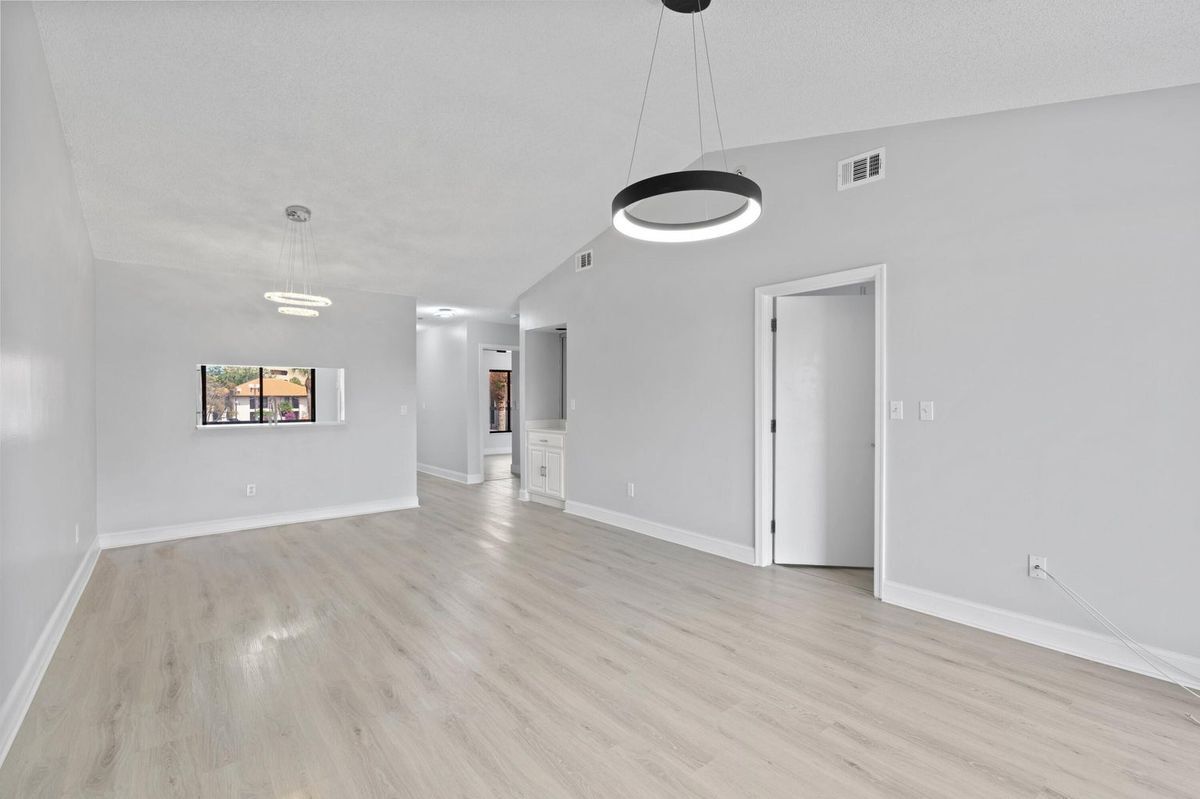 Building Photo - 350 E Club Cir