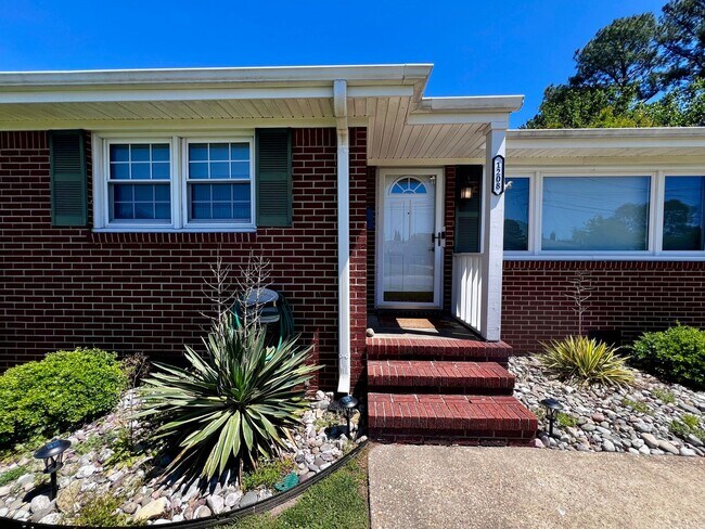 Building Photo - Stunning Renovated Ranch off Indian River