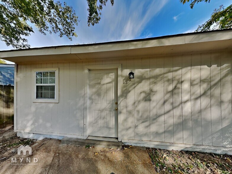 Building Photo - 5607 Maple Tree Dr