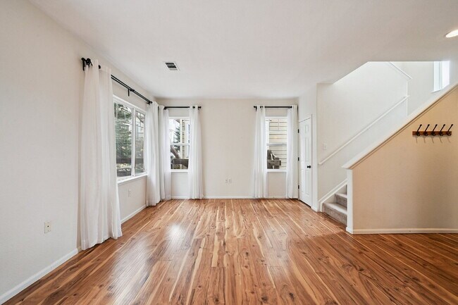 Building Photo - 3-Bed Townhouse with Open Floorplan, 2.5 Baths, and Fireplace in Rolling Hills!