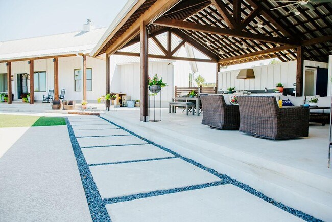 Building Photo - 2300 W Fitzhugh Rd