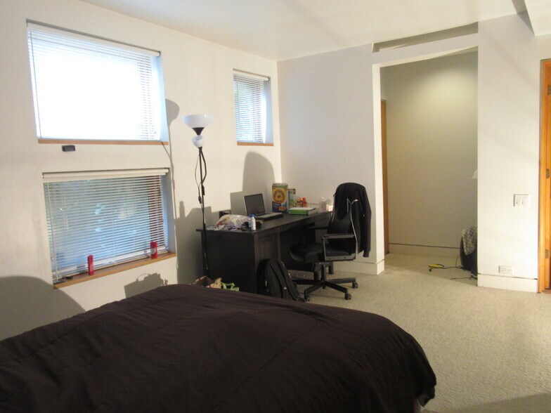 Master Bedroom 2 - 1453 W Belmont Ave