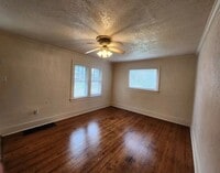 Building Photo - 1650 N Maple---3 bed/ 1 bath
