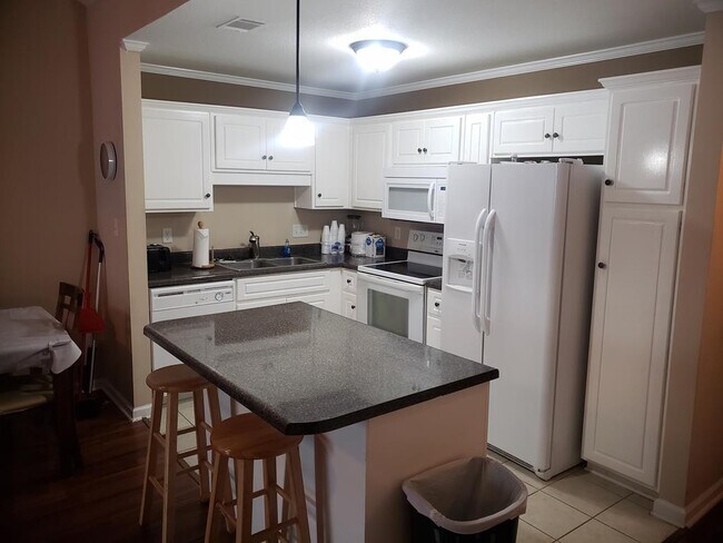 Building Photo - 142 Grove Landing Ct