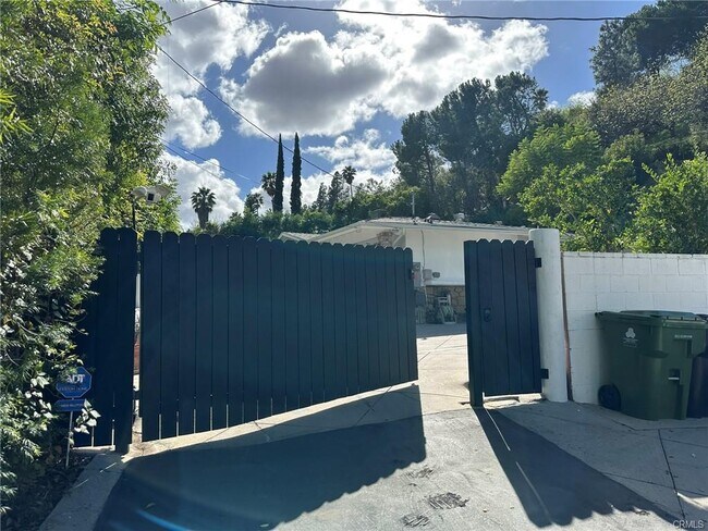 Building Photo - 4545 Alonzo Ave