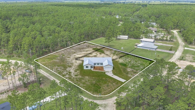 Building Photo - Country Living with Modern Convenience!