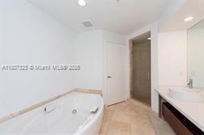 Building Photo - 16275 Collins Ave