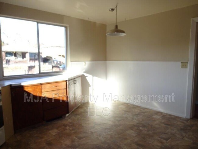 Building Photo - 352 Hampton Ave S