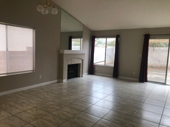 Building Photo - GORGEOUS SINGLE STORY HOME IN NORTH TOWN READY FOR YOU TO RENT !!