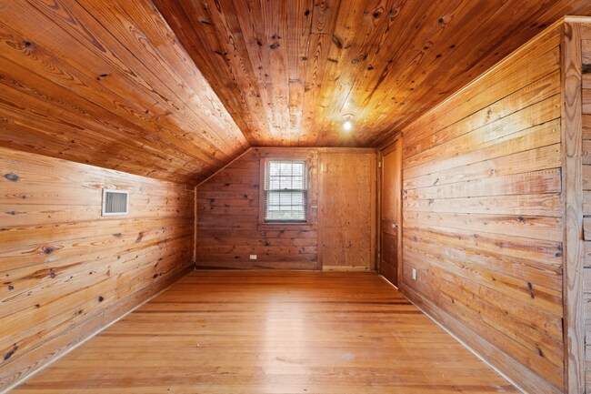 Building Photo - Updated 3-Bed, 2-Bath Home on Private Road...
