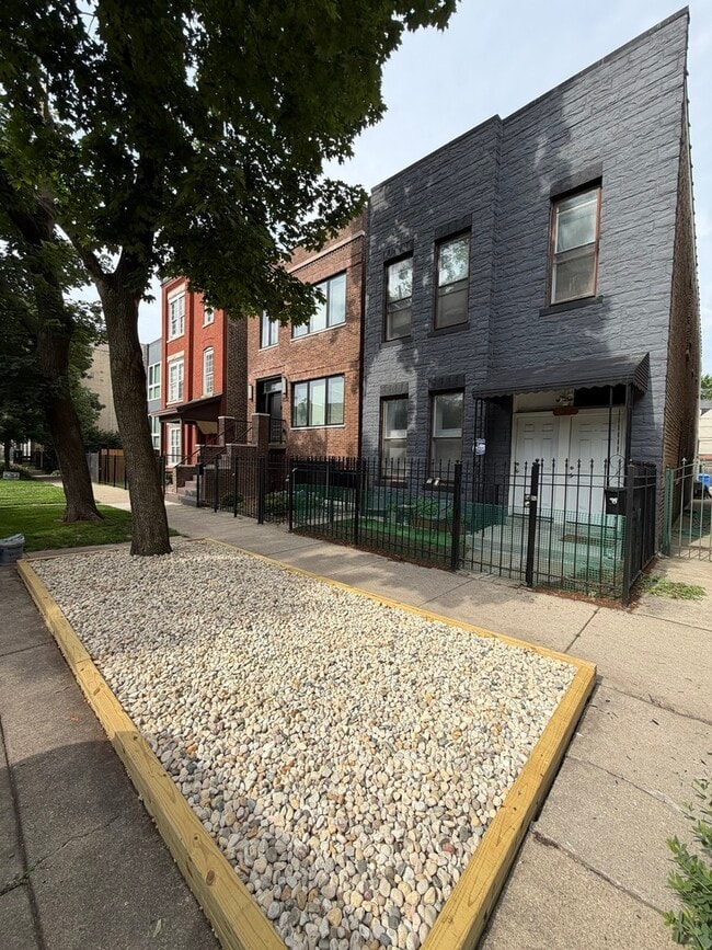 Building Photo - 834 N Mozart St