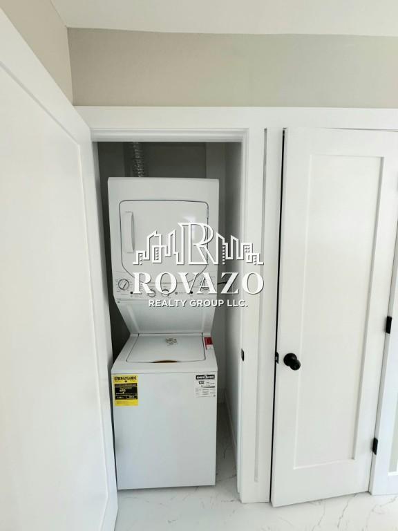 Building Photo - 9 Stecher St