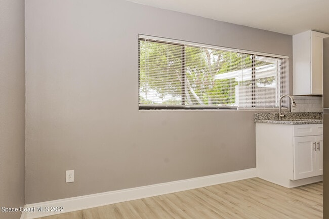 Building Photo - 1235 Thoreau St