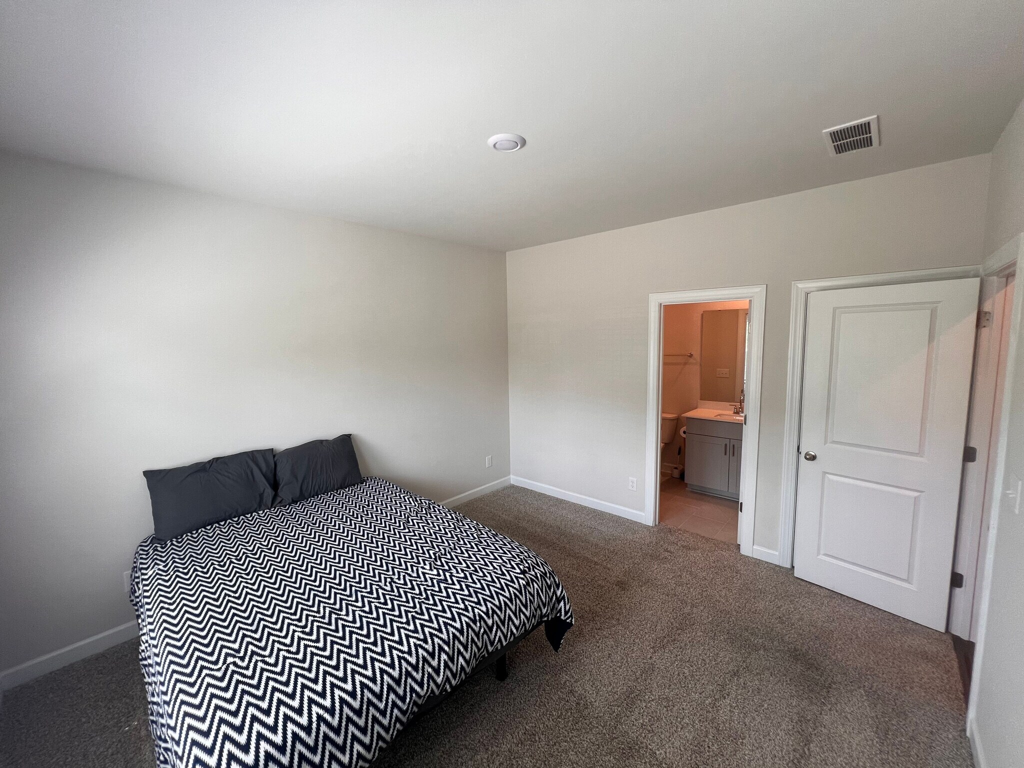 Building Photo - Room in Townhome on Memorial Pkwy
