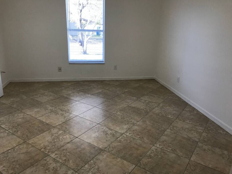 Building Photo - 1739 NW 19th Ter